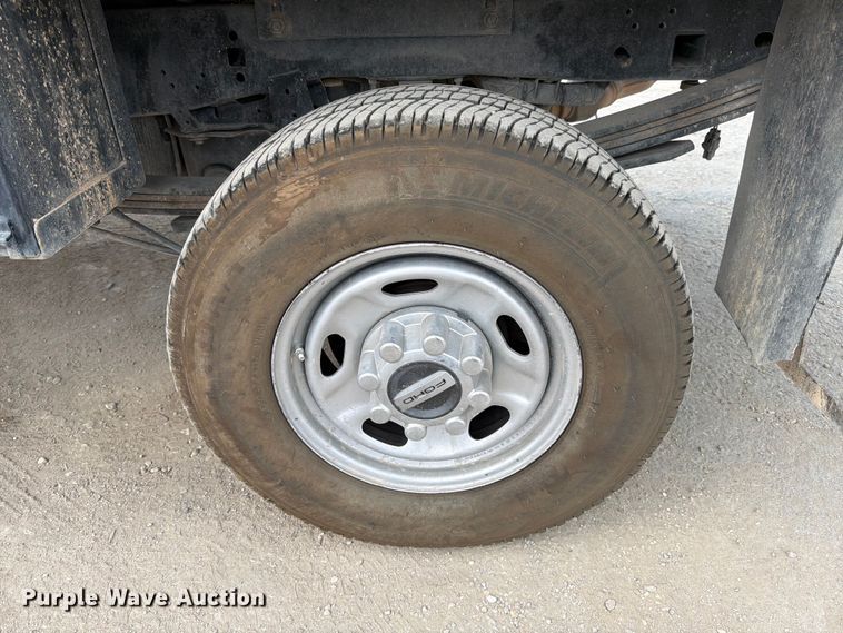 image for item DX5895 2019 Ford F250 Super Duty Crew Cab flatbed pickup truck