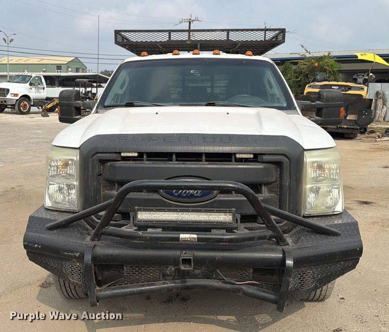 image for item DX5897 2015 Ford F350 Super Duty Crew Cab flatbed pickup truck