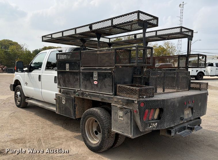 image for item DX5897 2015 Ford F350 Super Duty Crew Cab flatbed pickup truck