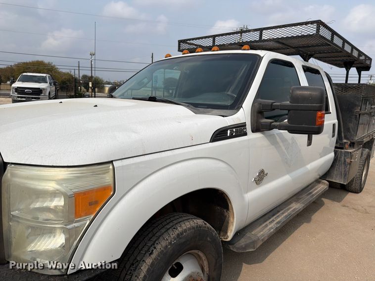 image for item DX5897 2015 Ford F350 Super Duty Crew Cab flatbed pickup truck