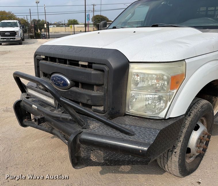 image for item DX5897 2015 Ford F350 Super Duty Crew Cab flatbed pickup truck