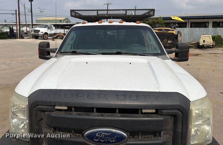 image for item DX5897 2015 Ford F350 Super Duty Crew Cab flatbed pickup truck