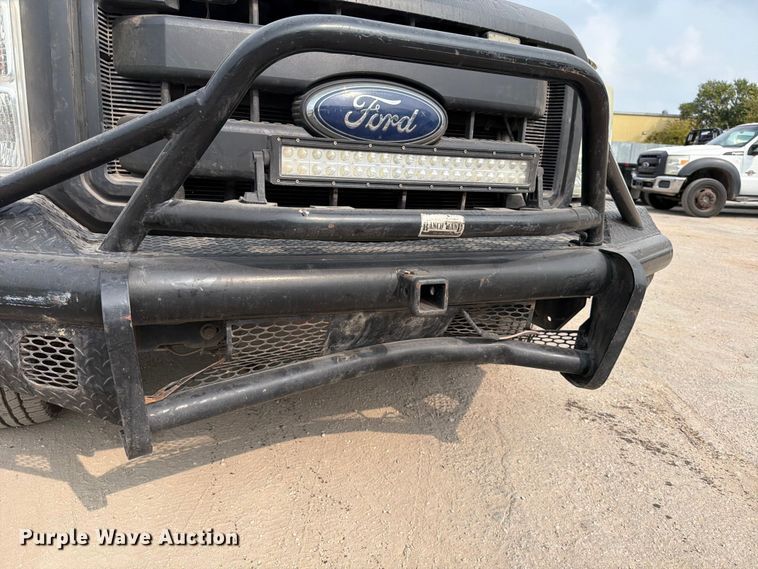 image for item DX5897 2015 Ford F350 Super Duty Crew Cab flatbed pickup truck