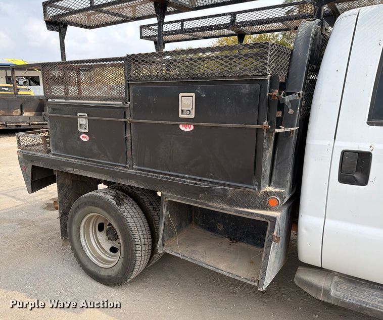 image for item DX5897 2015 Ford F350 Super Duty Crew Cab flatbed pickup truck