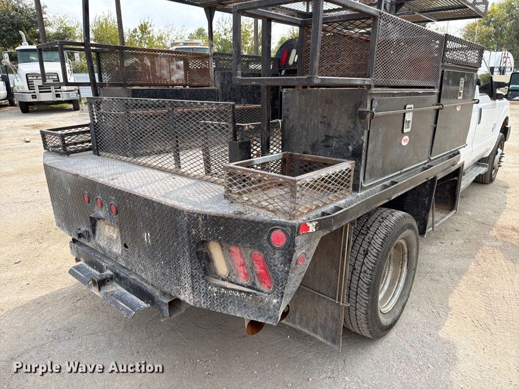 image for item DX5897 2015 Ford F350 Super Duty Crew Cab flatbed pickup truck