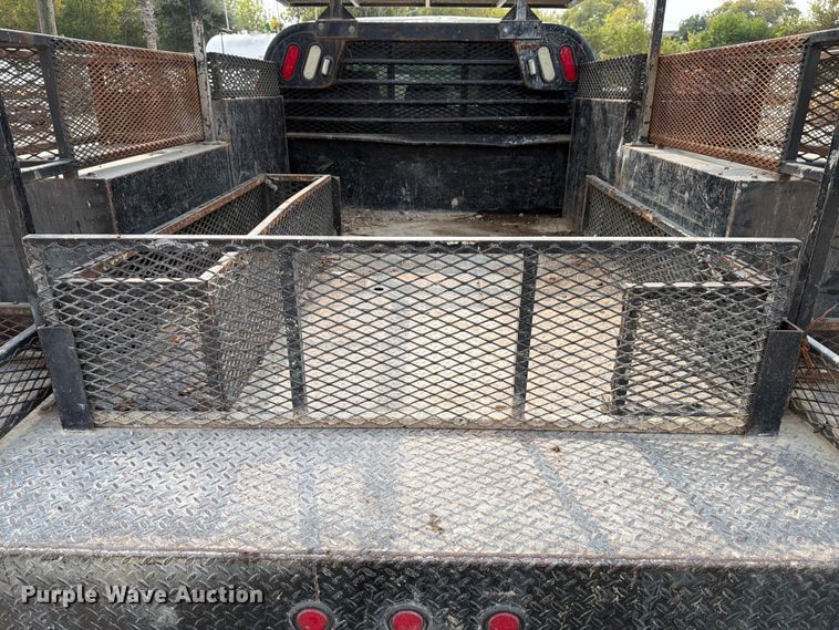 image for item DX5897 2015 Ford F350 Super Duty Crew Cab flatbed pickup truck