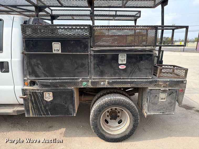 image for item DX5897 2015 Ford F350 Super Duty Crew Cab flatbed pickup truck