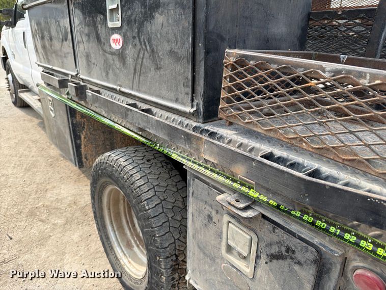 image for item DX5897 2015 Ford F350 Super Duty Crew Cab flatbed pickup truck