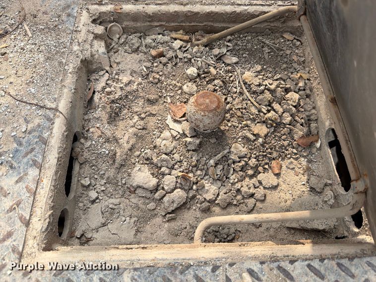 image for item DX5897 2015 Ford F350 Super Duty Crew Cab flatbed pickup truck