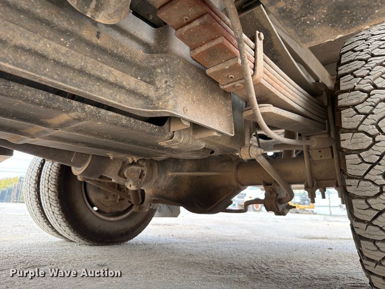 image for item DX5897 2015 Ford F350 Super Duty Crew Cab flatbed pickup truck