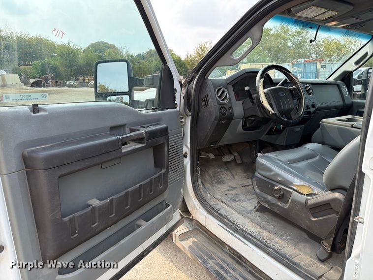 image for item DX5897 2015 Ford F350 Super Duty Crew Cab flatbed pickup truck