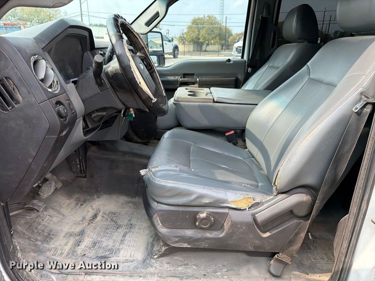 image for item DX5897 2015 Ford F350 Super Duty Crew Cab flatbed pickup truck