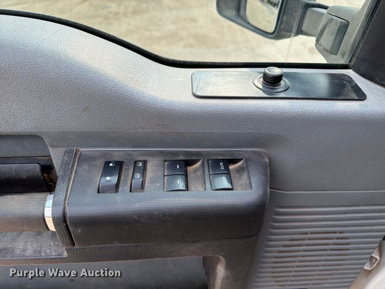 image for item DX5897 2015 Ford F350 Super Duty Crew Cab flatbed pickup truck