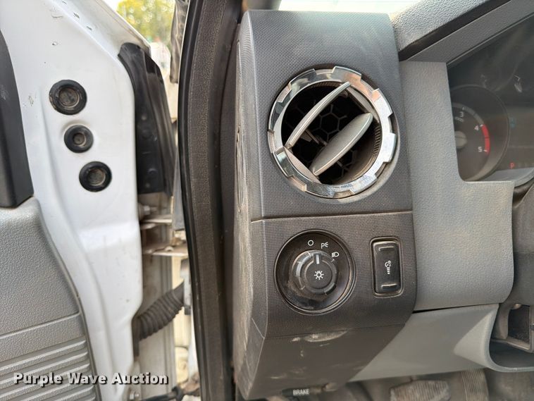 image for item DX5897 2015 Ford F350 Super Duty Crew Cab flatbed pickup truck