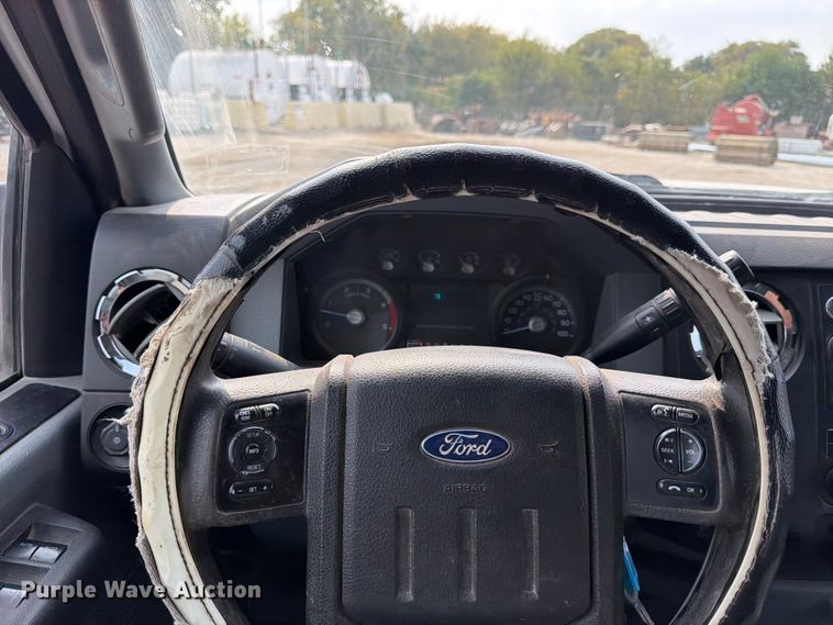 image for item DX5897 2015 Ford F350 Super Duty Crew Cab flatbed pickup truck