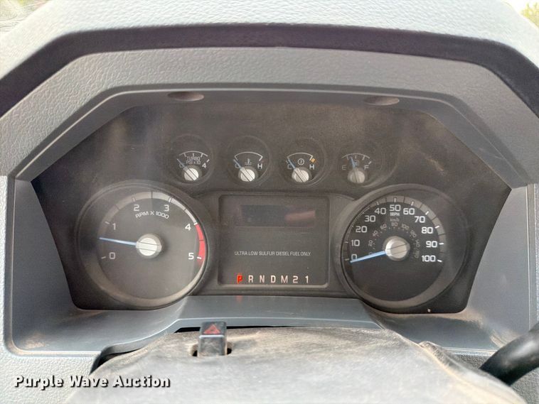 image for item DX5897 2015 Ford F350 Super Duty Crew Cab flatbed pickup truck