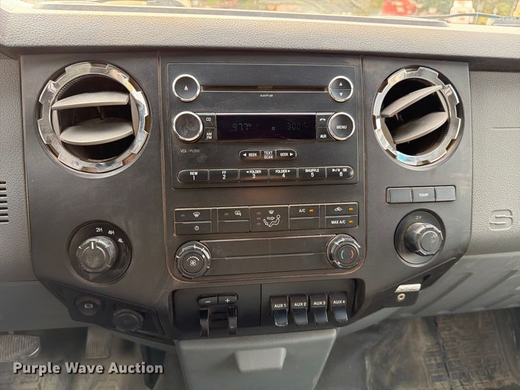 image for item DX5897 2015 Ford F350 Super Duty Crew Cab flatbed pickup truck