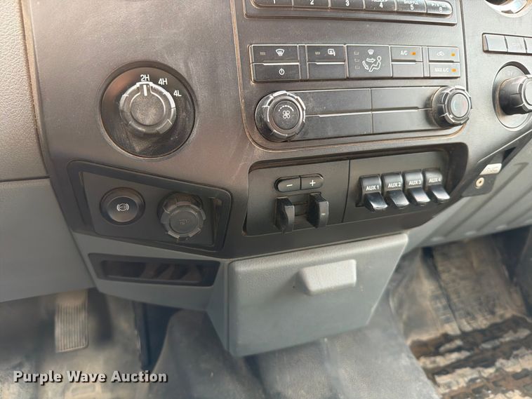 image for item DX5897 2015 Ford F350 Super Duty Crew Cab flatbed pickup truck