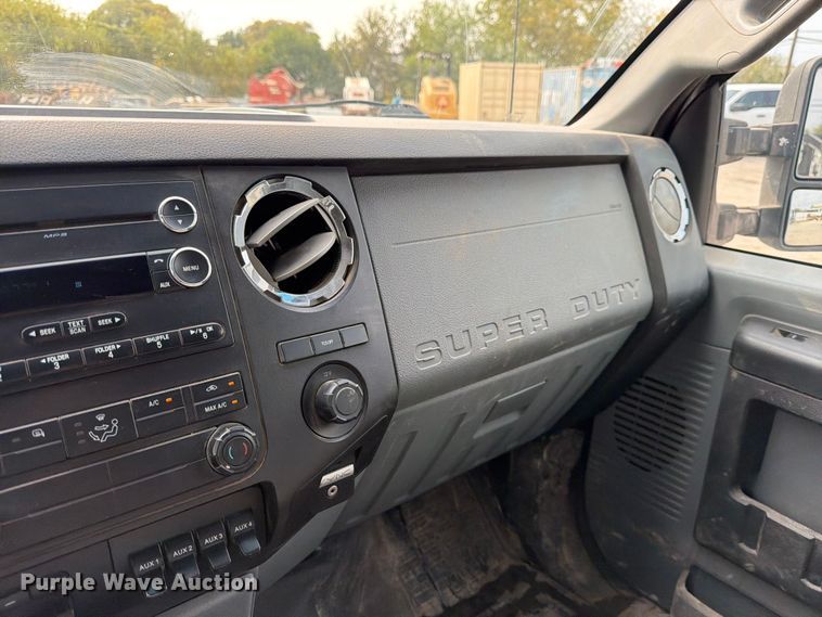 image for item DX5897 2015 Ford F350 Super Duty Crew Cab flatbed pickup truck