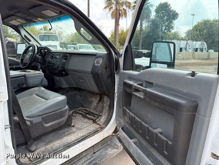 image for item DX5897 2015 Ford F350 Super Duty Crew Cab flatbed pickup truck