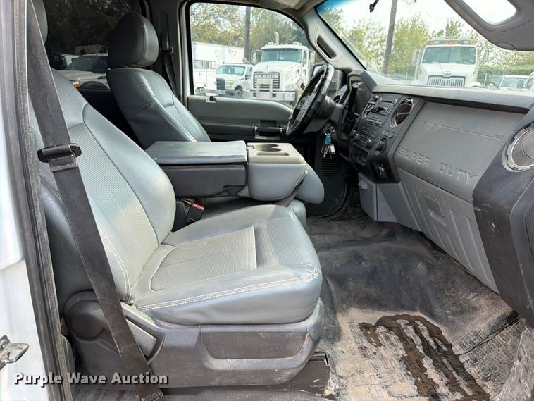 image for item DX5897 2015 Ford F350 Super Duty Crew Cab flatbed pickup truck