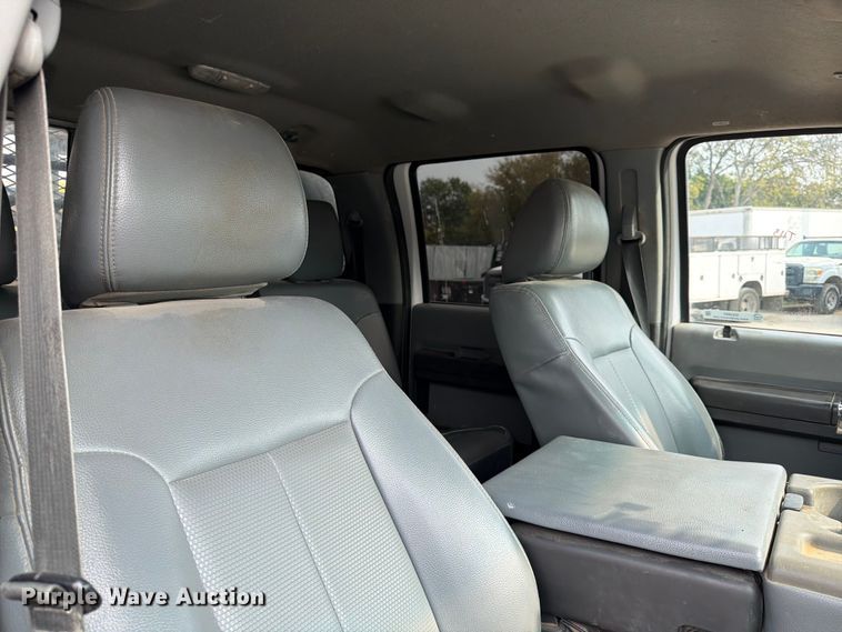 image for item DX5897 2015 Ford F350 Super Duty Crew Cab flatbed pickup truck