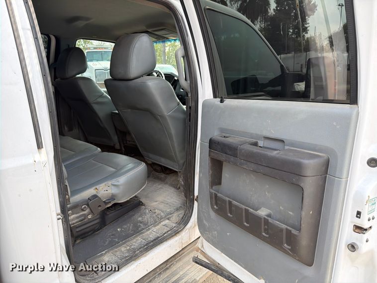 image for item DX5897 2015 Ford F350 Super Duty Crew Cab flatbed pickup truck