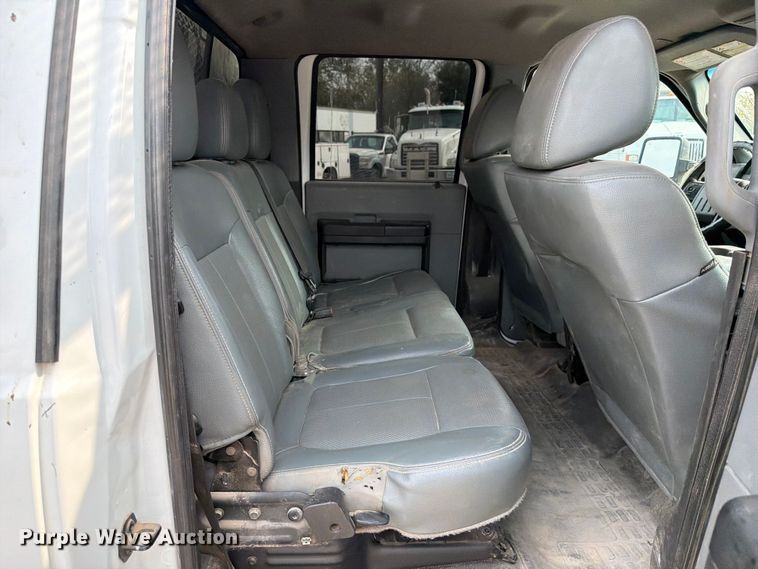 image for item DX5897 2015 Ford F350 Super Duty Crew Cab flatbed pickup truck