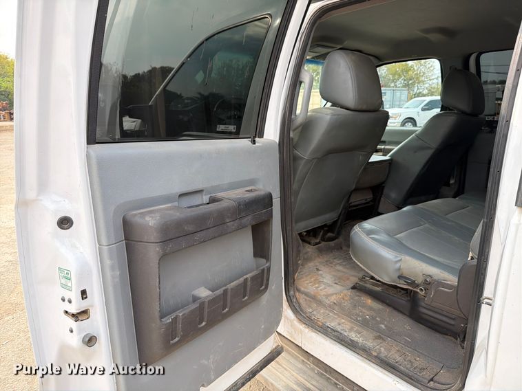 image for item DX5897 2015 Ford F350 Super Duty Crew Cab flatbed pickup truck