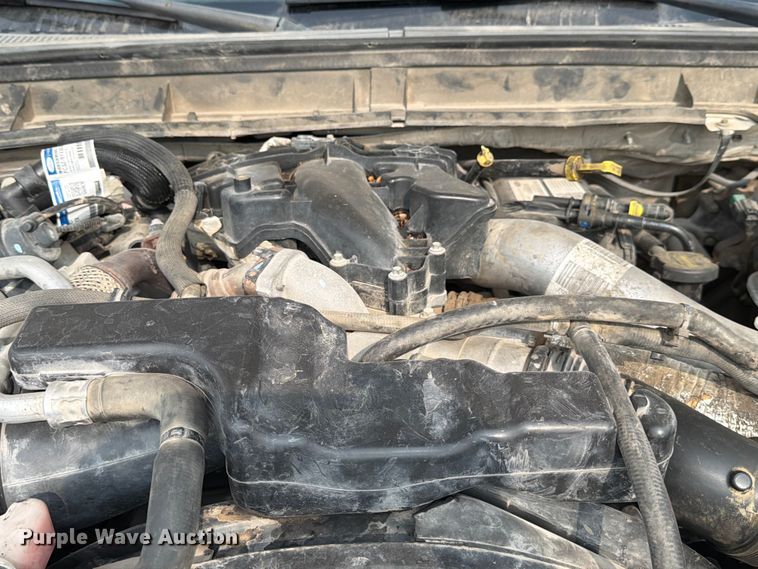 image for item DX5897 2015 Ford F350 Super Duty Crew Cab flatbed pickup truck