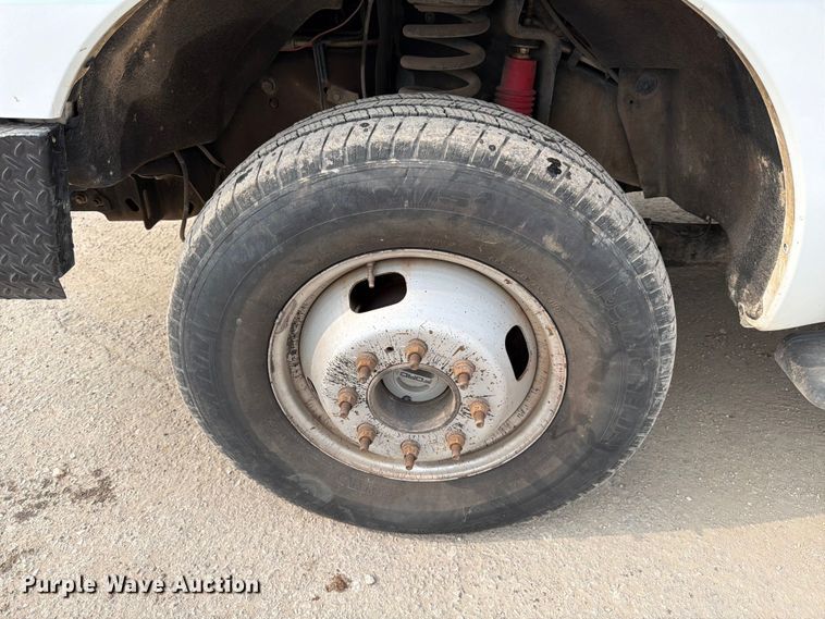 image for item DX5897 2015 Ford F350 Super Duty Crew Cab flatbed pickup truck