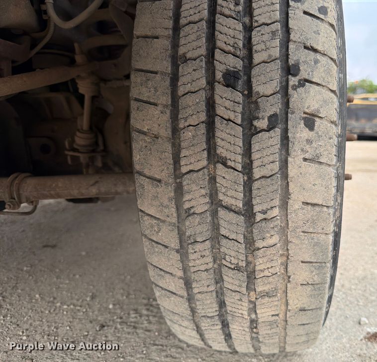 image for item DX5897 2015 Ford F350 Super Duty Crew Cab flatbed pickup truck