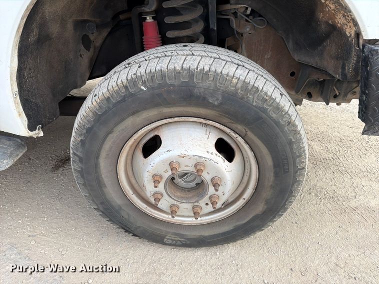 image for item DX5897 2015 Ford F350 Super Duty Crew Cab flatbed pickup truck