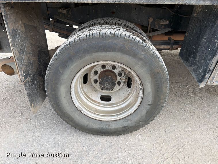 image for item DX5897 2015 Ford F350 Super Duty Crew Cab flatbed pickup truck