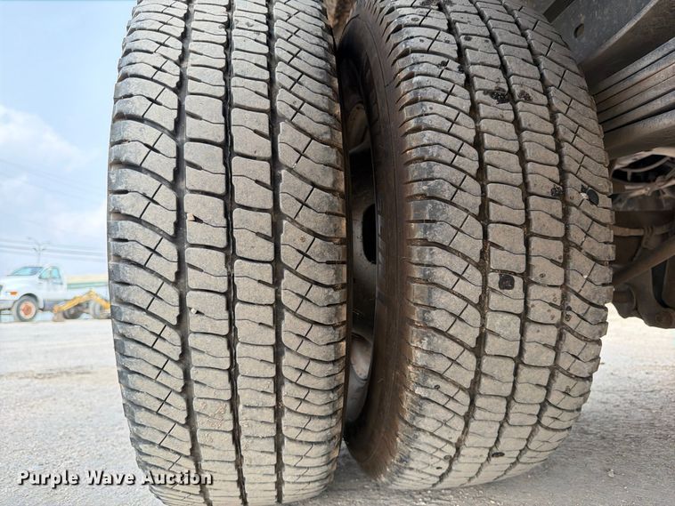 image for item DX5897 2015 Ford F350 Super Duty Crew Cab flatbed pickup truck