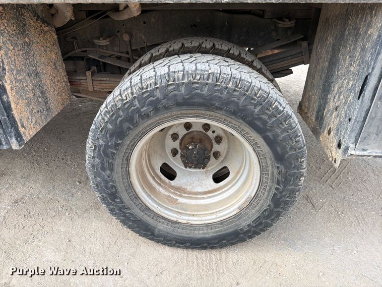 image for item DX5897 2015 Ford F350 Super Duty Crew Cab flatbed pickup truck