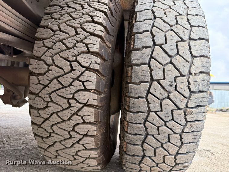 image for item DX5897 2015 Ford F350 Super Duty Crew Cab flatbed pickup truck