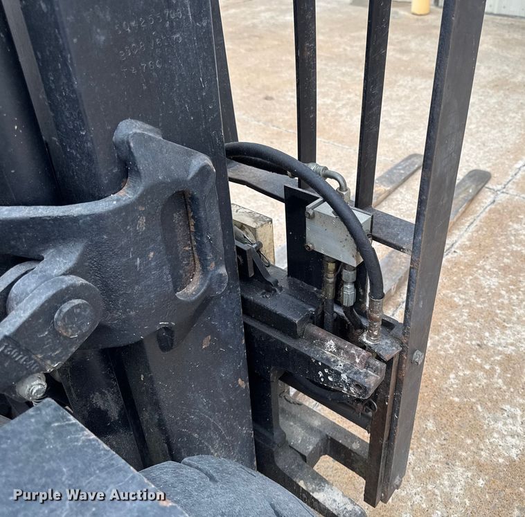 image for item EA2094 Yale GP050RFNUAE084 forklift