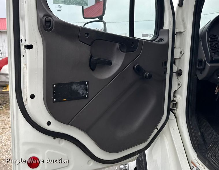 image for item EA2101 2016 Freightliner M2 box truck