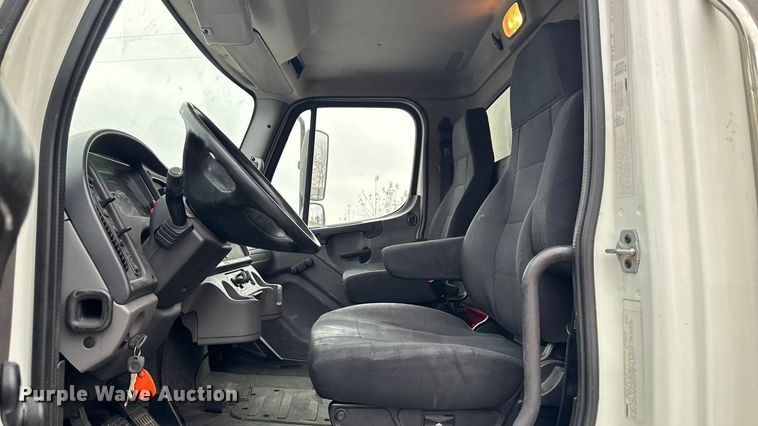 image for item EA2101 2016 Freightliner M2 box truck