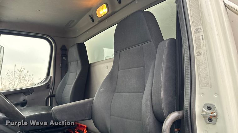 image for item EA2101 2016 Freightliner M2 box truck