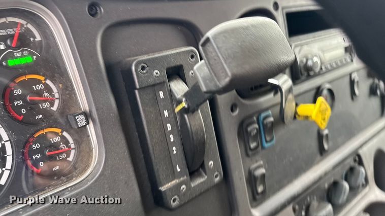 image for item EA2101 2016 Freightliner M2 box truck