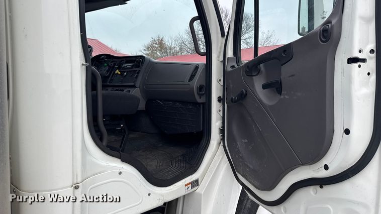 image for item EA2101 2016 Freightliner M2 box truck