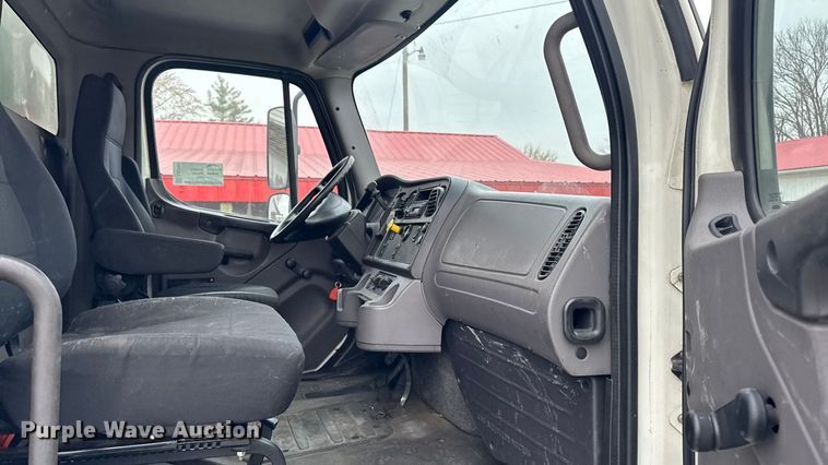 image for item EA2101 2016 Freightliner M2 box truck