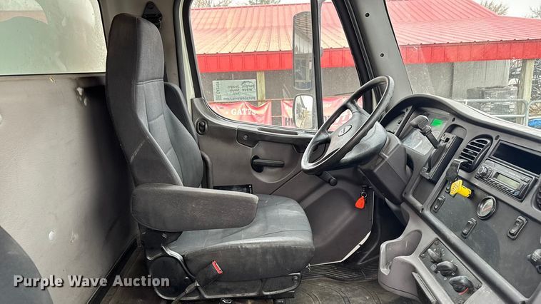 image for item EA2101 2016 Freightliner M2 box truck