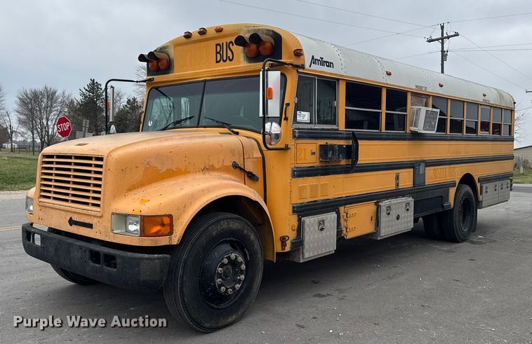 image for item EA2102 1993 International 3800 RV