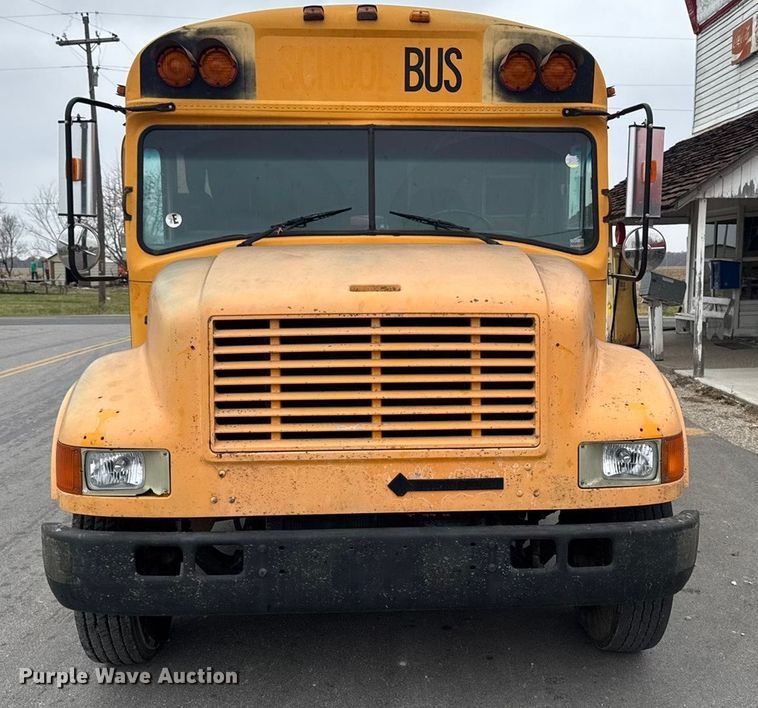 image for item EA2102 1993 International 3800 RV