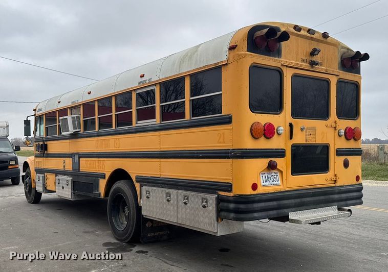 image for item EA2102 1993 International 3800 RV