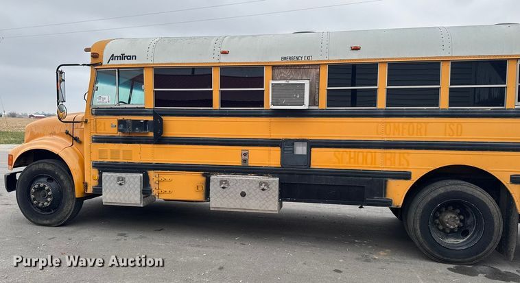 image for item EA2102 1993 International 3800 RV