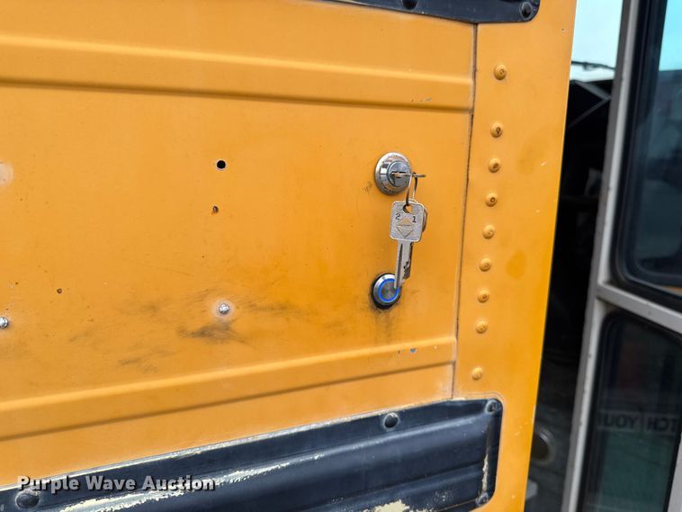 image for item EA2102 1993 International 3800 RV